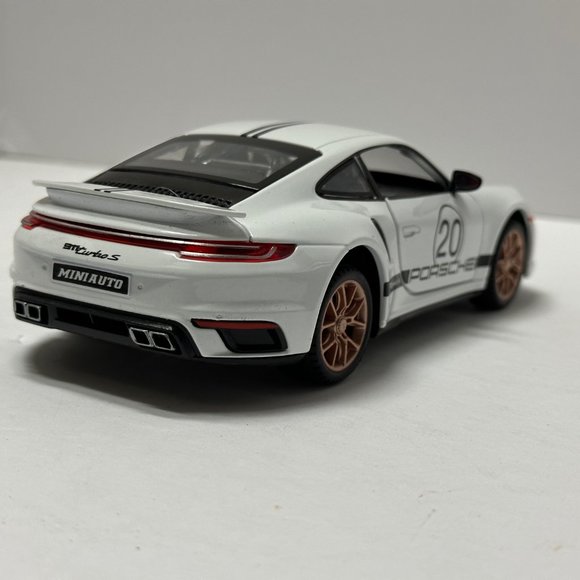 1:24 2020 Porsche 911 Turbo S Diecast With Headlight & Tailight LEDS White - Picture 2 of 9